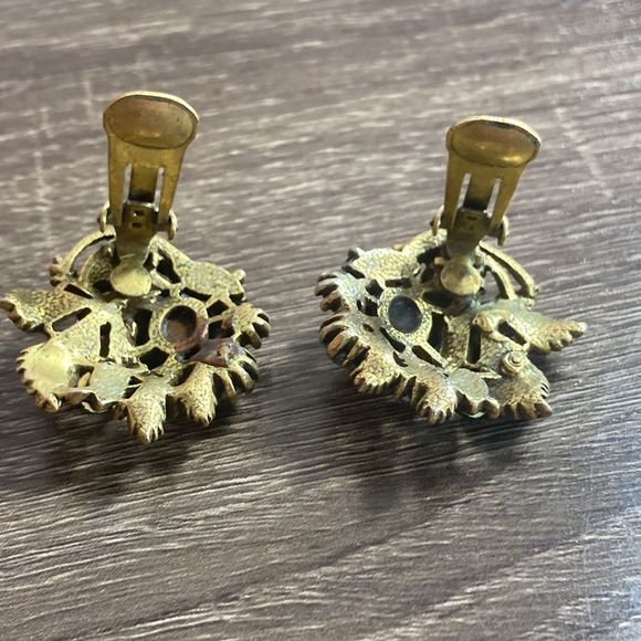 Vintage Gold Tone Un Signed Clip On Earrings - Picture 7 of 9